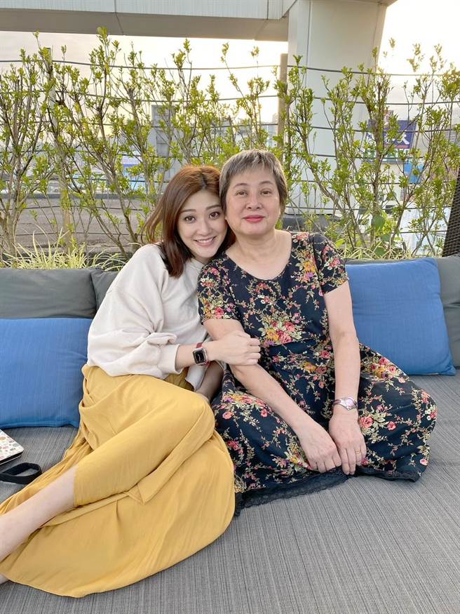 林逸欣（左）与妈妈感情非常好。（鑫羽工作室提供）