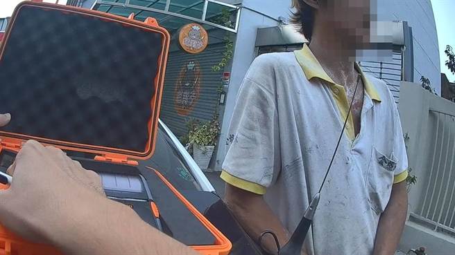 桃园警分局景福所员警谢竣扬执行交通稽查取缔勤务时，在三民路与中福街口发现詹姓骑士违规左转，结果发现酒驾，警方酒测后超标送办。（翻摄照片）