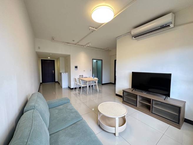 台北市都市发展局今(22)日表示，针对倾斜94巷1弄1、3、5、7、9号等25户民宅居民安置，南港区基河三期中继住宅、捷运台北桥站联开宅已于22日起陆续点交入住。(黄敬文翻摄)