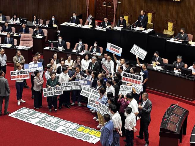 立法院今新会期开议，首场邀请行政院长陈建仁，提出专案进口鸡蛋专案报告。国民党团甲级动员，包围质询谈要求陈建仁在报告前先道歉。（陈薏云摄）