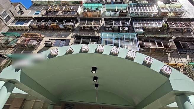 火灾大楼1、2楼为长照中心，紧急疏散40多名长辈。（游定刚拍摄）