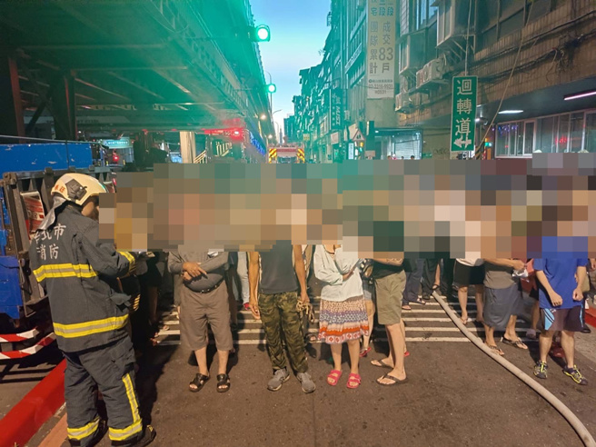 火灾大楼居民清晨全都被惊醒。（读者提供）