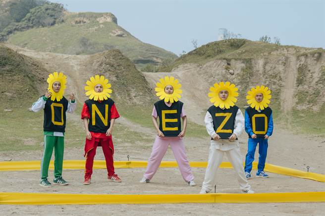 焕钧（左起）、哲言、佳辰、祖安、子翔戴上「头套花」挑战「人体弹弓游戏」。（宽想国际娱乐提供）