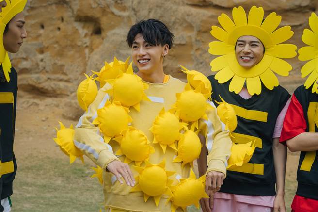 文廷（中）在「人体弹弓游戏」担任小太阳射手。（宽想国际娱乐提供）