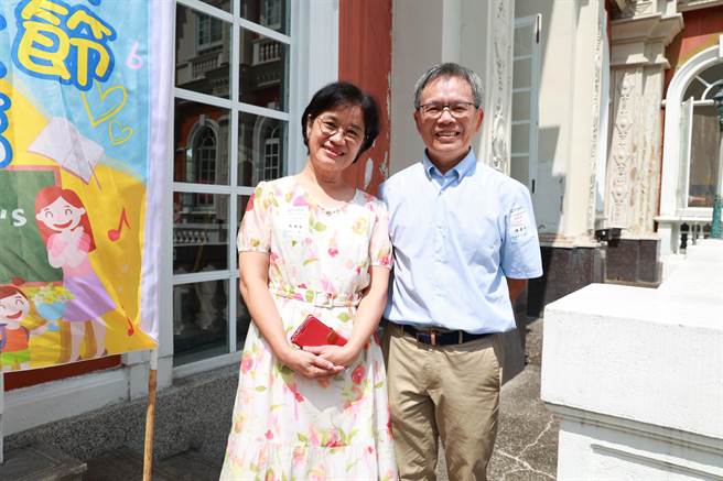 鲤鱼国小教师夫妻檔陈建安、郑雅慧，分别获得教育部师铎奖及南投县特殊优良教师奖肯定，在杏坛传为美谈。（杨静茹摄）