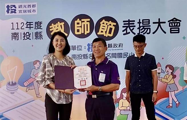 新兴国小职工张世荣堪称全校师生的「多啦A梦」，获教育部国教署杏坛芬芳奖，谦称是校长、主任的推荐信写得好。（新兴国小提供／杨静茹南投传真）