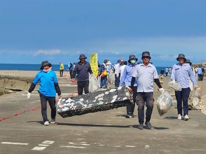 台电公司北部施工处22日于桃园市观音区小饭坜溪出海口沙滩办理净滩活动。（翻摄照片／蔡明亘桃园传真）