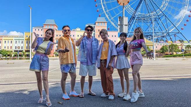 何妤玟（左起）、白雲、梁赫群、陳孟賢、慈妹、秀秀子到麗寶樂園出外景。（中視提供）