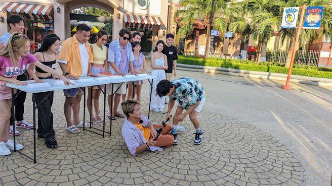 陳孟賢（右二）接下主持棒錄影第一天就後悔。（中視提供）