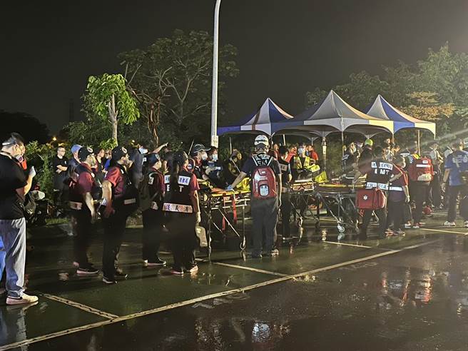 屏东加工出口区「明扬国际」爆炸消防员1殉职4受困，受困民眾人数不确定，现场许多担架待命中。（林和生摄）