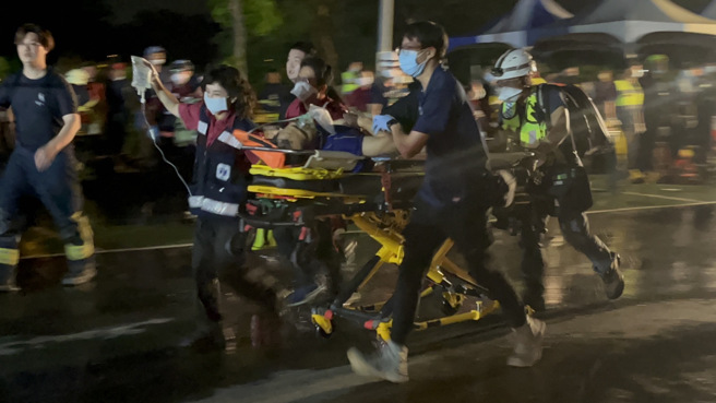 大批担架待命「不知多少民眾受困」 警消1死1伤4人困火场（林和生摄）