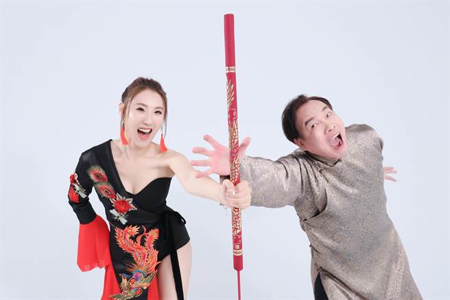 谢金晶日前拍摄新歌MV，邀来康康助阵。（豪记唱片提供)