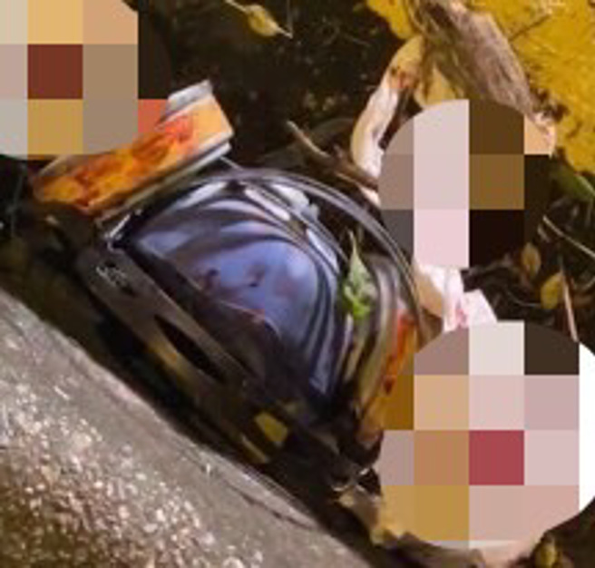 屏东殉职消防员「染血面罩」弃路边 ，地上满是血迹。(戴志扬翻摄)