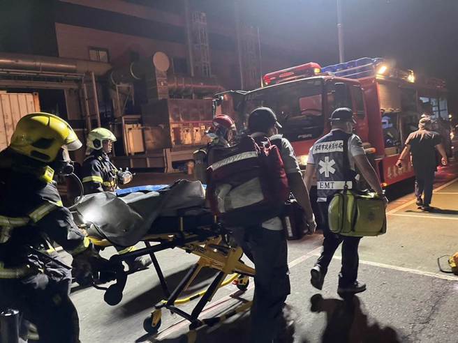 屏東加工出口區22日傍晚驚傳爆炸聲響，由於現場火勢過大，首批進入火場搶救的消防員已全退出換氣瓶，而受困的消防員則在剛剛被救出送醫，呈現ocha狀態，還有5消防員受困中。（林和生攝）