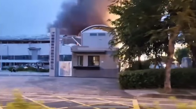 屏東工廠大火傳出爆炸巨響，廠區內的民眾緊急逃出。（圖／中時新聞網YouTube）
