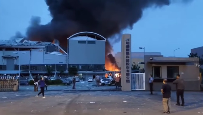 屏東工廠大火傳出爆炸巨響，廠區內的民眾緊急逃出。（圖／中時新聞網YouTube）