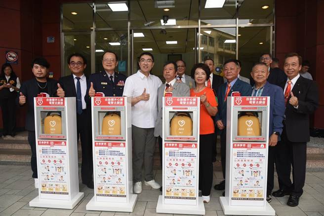 基隆扶轮社由社长邱礼仪（中）代表捐赠基隆市警察局4组AED，由基隆市长谢国梁（左四）与警察局长张树德（左三）受赠。（基隆市警察局提供／徐佑升基隆传真）