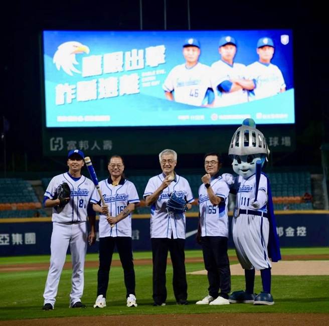 警政署与富邦悍将联手反诈。（警方提供）