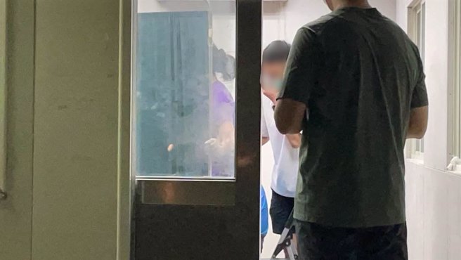 屏东加工出口区高尔夫球代理厂「明扬国际」22日傍晚惊传爆炸，7名消防员进入火场灭火时又遇爆炸，导致1消防员殉职，但因面目全非而无法确认身分。 （洪靖宜摄）