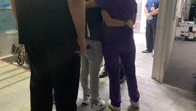 施姓太太一开始就牵着小孩急忙跑到医院，认完尸后确定并非施，但目前施仍无消息，她持续等在医院，非常焦急。（洪靖宜摄）