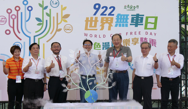 新北市副市长陈纯敬（中）主持「922世界无车日-绿色漫游，乐享骑乘」抽奖活动记者会。图/ 新北市政府提供