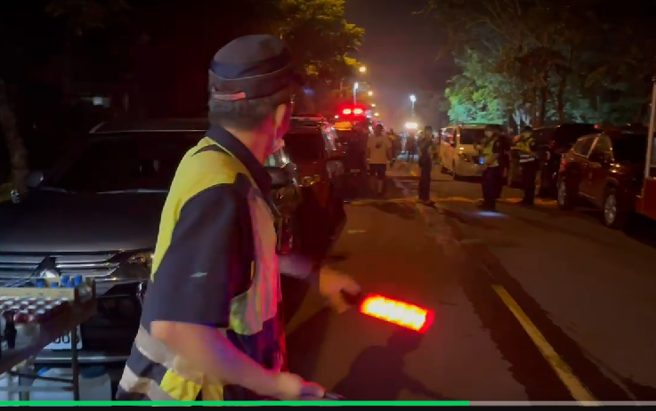 屏东明扬国际「深夜爆不停」厂房全陷火海 封锁线两度外撤无法搜救。(林和生摄)