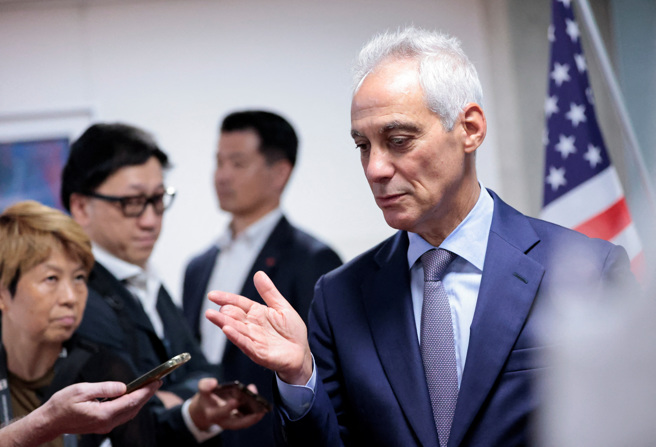 美国驻日本大使易曼纽22日在日本政策研究大学院大学演讲之后受访。（路透）