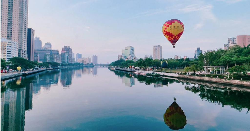 在中正橋拍攝愛河熱氣球早上場美景，可見彷彿上下顛倒的世界。（圖／高雄市觀光局提供）