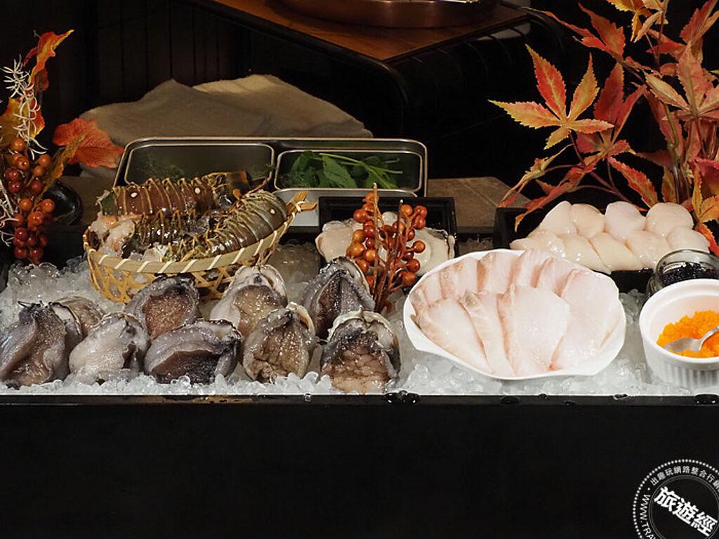 鐵板燒七大奢華食材，包括：日本生蠔、南非活鮑、加勒比海龍蝦、北海道干貝、海鱺等(攝影：洪書瑱)