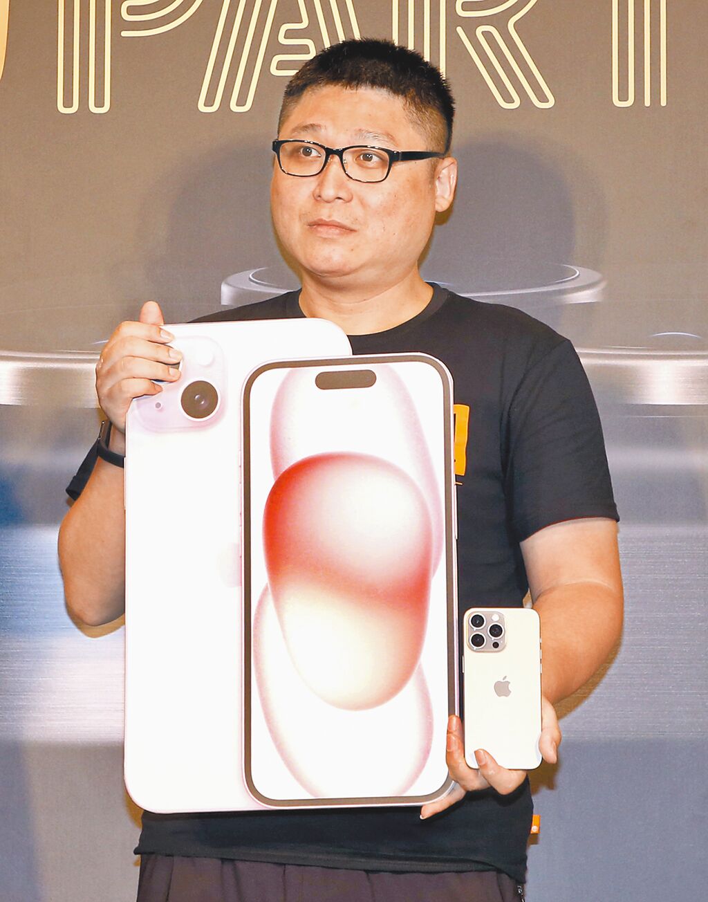 [新聞] 亞太開賣iPhone15 鐵粉排8天搶頭香