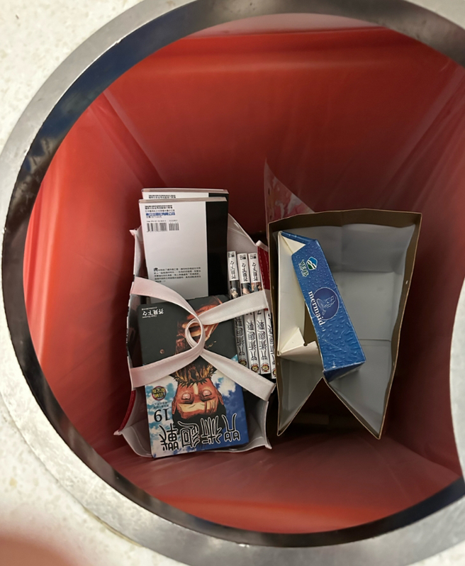 一名50岁父亲表示，看到儿子悲伤不已，相当心疼，火大就把整套漫画拿去回收了。(图／PTT)