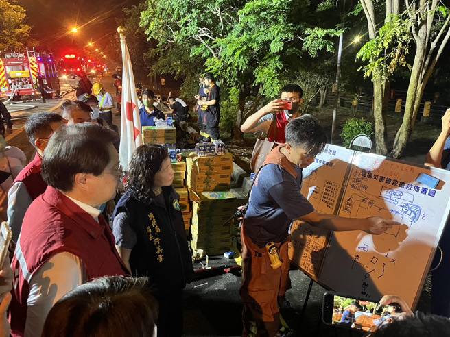 屏东明扬国际爆炸害4名消防队员殉职 ，100人受伤6失联。(消防署提供)