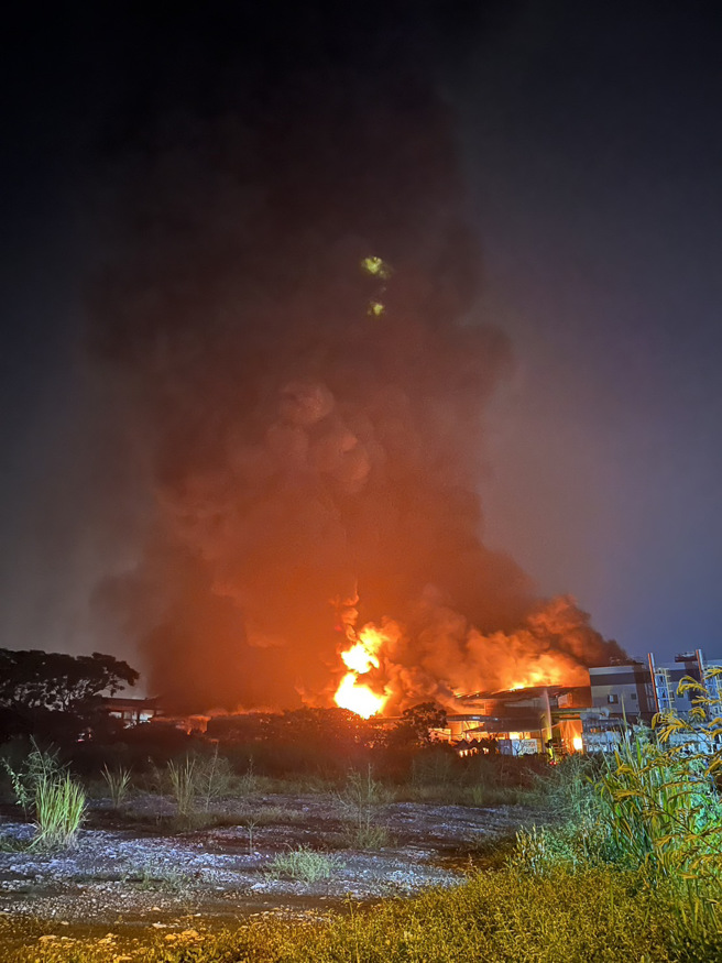 屏东明扬国际爆炸害4名消防队员殉职 ，100人受伤6失联。(林和生翻摄)