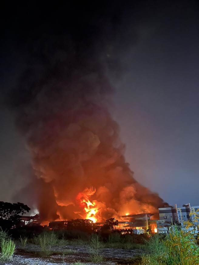 明扬国际火场发现部分遗骸，待确认是否为第4名受困消防员。(林和生摄)