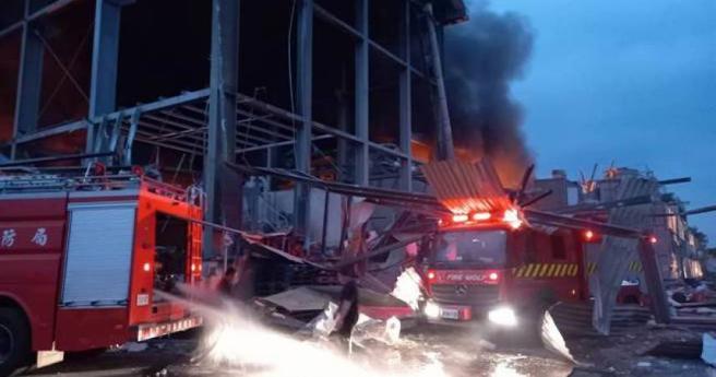 屏东县科技产业园区发生爆炸，黑烟直窜天际，造成至少1名消防员殉职，74人送医治疗。（图／民眾提供）