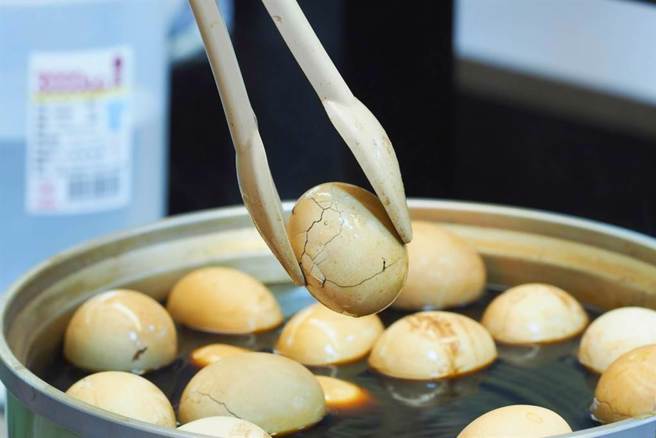 网路流传超商茶叶蛋是巴西进口蛋，4大超商皆表示，门市制作贩售的锅炉茶叶蛋是国产蛋。（示意图／Shutterstock）
