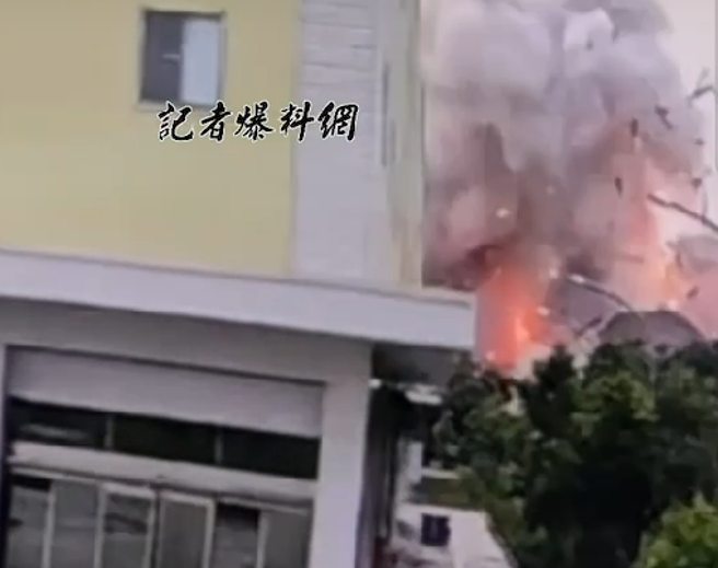 「爆炸瞬間」影片曝光！明揚國際廠房秒炸出巨大火球。（ 翻攝畫面/ 截自「記者爆料網」）