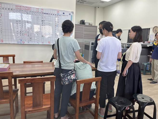 其中失联名单屏二分队陈柏翰的家属一早就到殡仪馆认尸。（林和生摄）