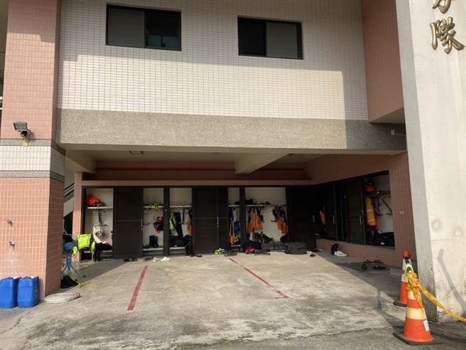 分队外头的整装装备还凌乱的摆放在地上，明显看得出来昨日大家是多着急地外出救援。（洪靖宜摄）