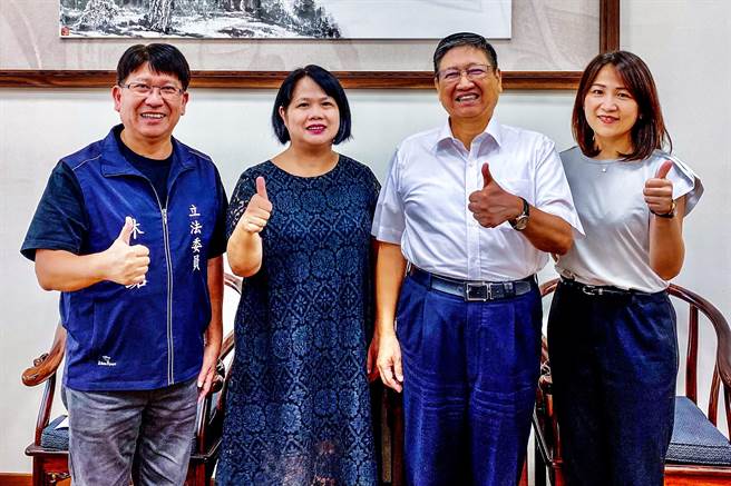 立委林思铭（左至右）陪同新竹女中校长林桂凤，拜会县长杨文科和教育局长杨郡慈，促成新竹女中百年校庆艺术特展在新竹县美术馆展出。（林思铭助理提供／罗浚滨新竹传真）