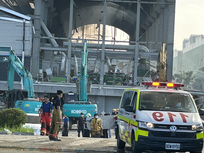 屏东明扬国际恶火再夺2命，清晨再寻获2男女失联员工遗体。(谢佳潾摄)
