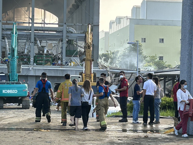 屏东明扬国际恶火再夺2命，清晨再寻获2男女失联员工遗体。(谢佳潾摄)