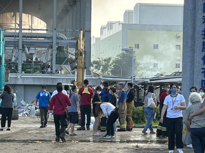 家属难掩悲痛心情。(谢佳潾摄)