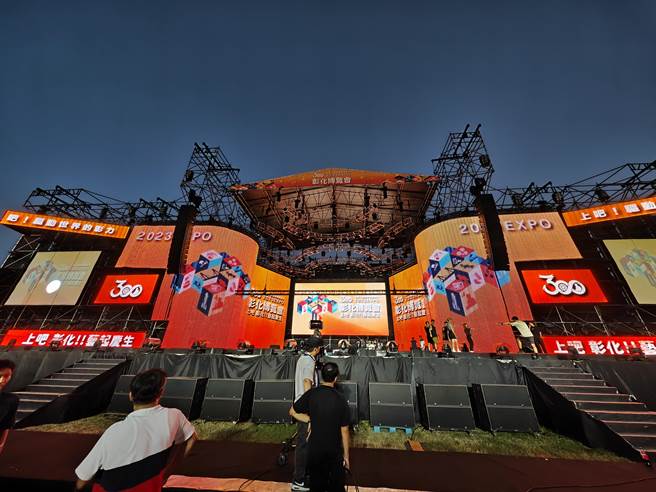 幕后直击！彰化建县300年「上吧 彰化!!艺起庆生」开幕演唱会今晚登场，超强卡司齐聚彰化体育场，其中「超强回忆杀」草蜢22日晚间现身彩排。(吴建辉摄)