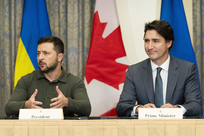 乌克兰总统泽伦斯基今天持续寻求国际支援行程，往访亲密盟友加拿大总理杜鲁道，杜鲁道矢言增加对这个遭战火蹂躏国家的援助。（图/美联社）
