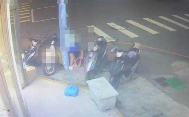 21岁陈男日前深夜在超商外尾随1名穿着短裙的王姓正妹，佯装物品掉落蹲下捡取，侵机以手机偷拍王女裙底风光，过程全被监视器录到，罪证确凿。（台中市第二分局提供／冯惠宜台中传真）