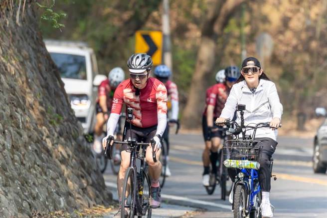 钱薇娟（右）和哈林一起从南投骑车到彰化。（好看娱乐提供）