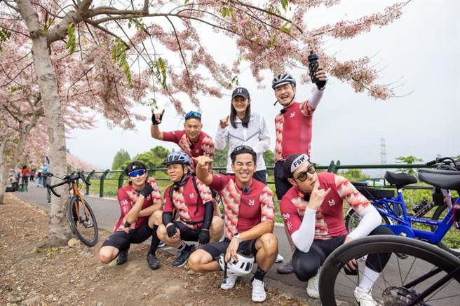 张庭瑚（后排左起）、卜学亮、柯有伦、周予天、彭小刀（后排左起）、钱薇娟、哈林。（好看娱乐提供）