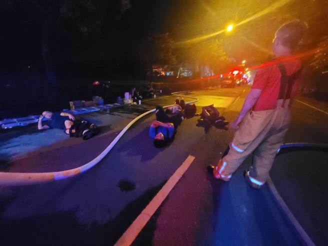 屏东恶火延烧逾15小时 消防弟兄累瘫「路面躺平」画面曝。（民眾提供／杨舒婷高雄传真）