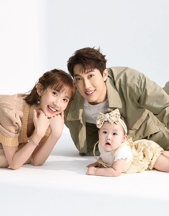 令两人苦恼的是小粿酱会想要把助听器摘来吃，加上耳膜那边是硅胶做的，口感 QQ 的，她不时就会想拿来啃。（图／婴儿与母亲提供）